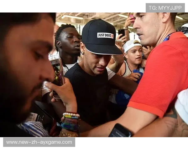 内马尔出席慈善晚宴与粉丝互动温柔有礼