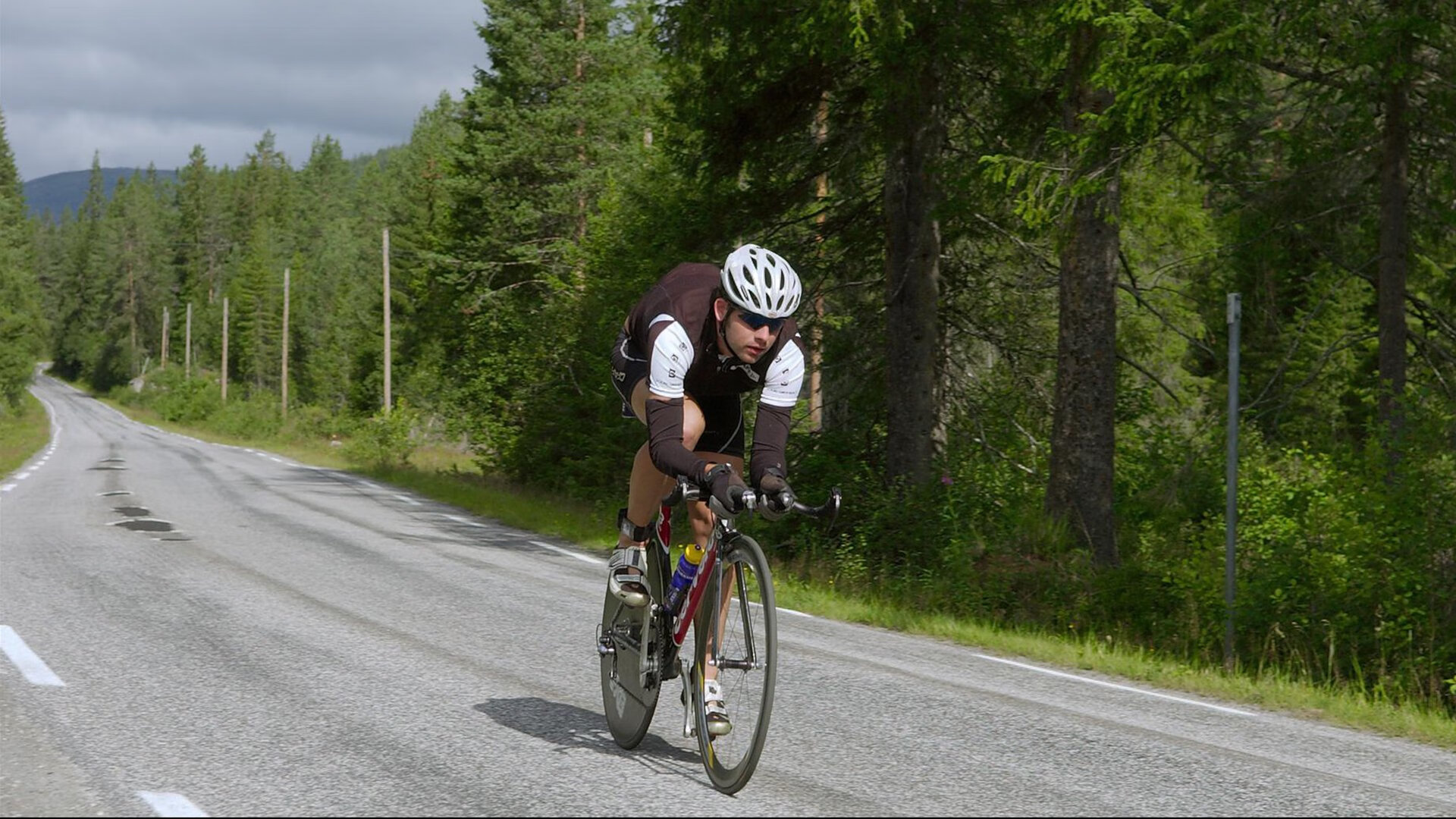“楼梯冲刺赛”在多地举行 参赛者体验日常空间也能当赛场