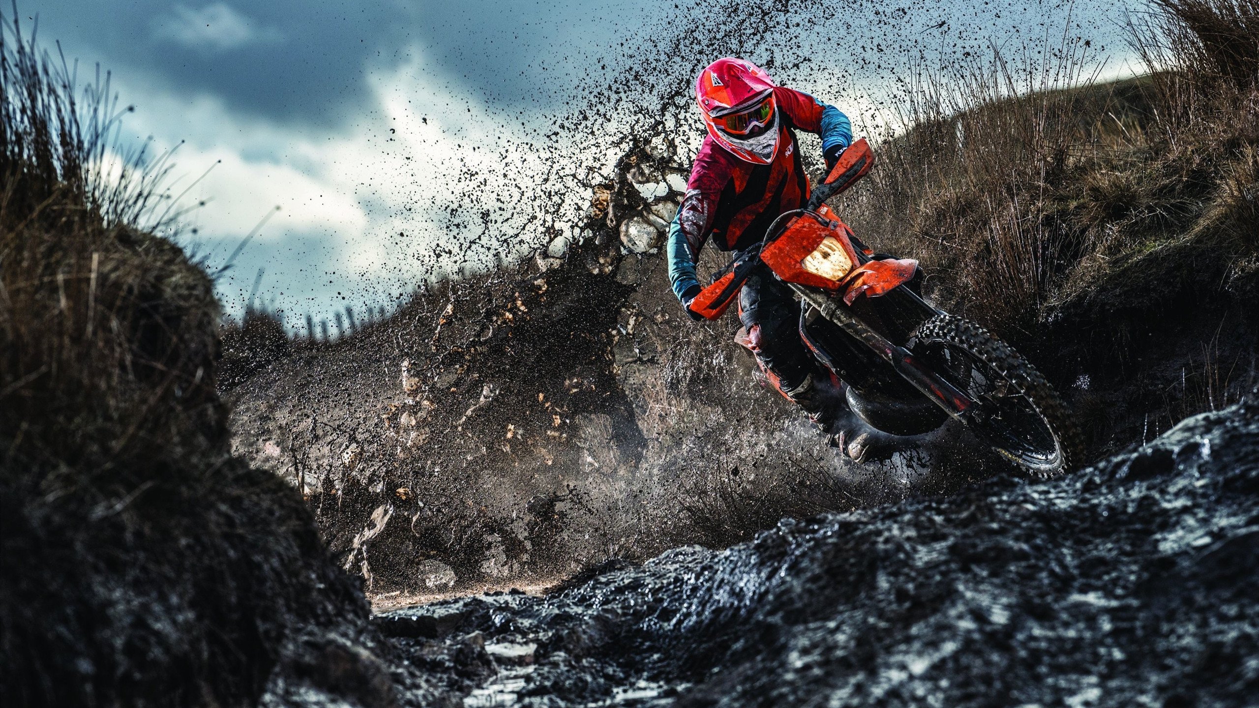 “楼梯冲刺赛”在多地举行 参赛者体验日常空间也能当赛场